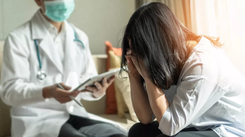 Panic attack menopause woman, stressful depressed PTSD patient with anxiety disorder having consultation psychotherapy treatment session in doctor clinic or psychologist counselor office / Foto: Chinnapong