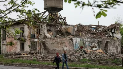 Residents walk at a street near buildings damaged by Russian military strikes, amid Russia's attack on Ukraine, in the frontline town of Myrnohrad, Donetsk region, Ukraine May 29, 2025. REUTERS/Anatolii Stepanov / Foto: Anatolii Stepanov
