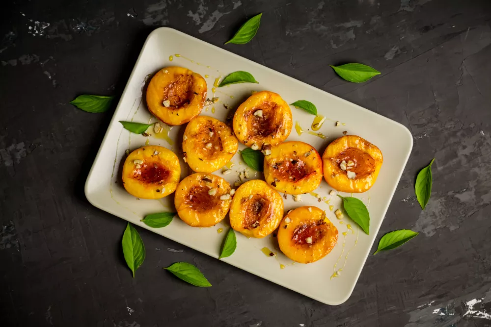 Grilled peaches on the rustic background. Selective focus. / Foto: Mindstyle