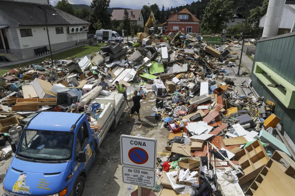 odpadki zbirni center pred ZD Menge&scaron; - - 07.08.2023 - Najhuj&scaron;a naravna ujma v zgodovini Slovenije - prizadeti dve tretjini države - ujma - poplave &ndash;  PREGLED LETA 2023//FOTO: Luka Cjuha / Foto: Luka Cjuha