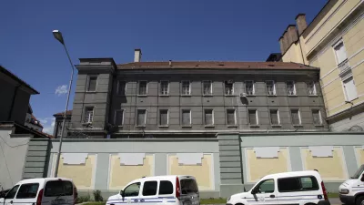 vozni park - avtomobili za prevoz zapornikov - Uprava RS za izvr&scaron;evanje kazenskih sankcij - Ministrstvo za pravosodje - Zavod za prestajanje kazni zapora Maribor 2013 - mariborski zapori - zapor,stavba//FOTO: Tomaž Skale