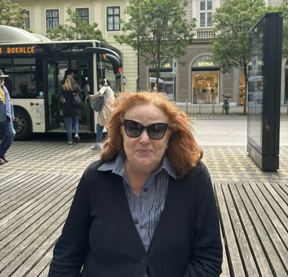 Jana Zirkelbach: Zdi se mi, da ta skulptura ne sodi v to okolico. Vse skupaj se zdi preveč natlačeno, res ni lepo za videti. Za take projekte je potrebno več prostora. Pred nekaj dnevi, ko so preverili, kako teče voda, je bilo videti kot javni tu&scaron;. Ni mi v&scaron;eč.