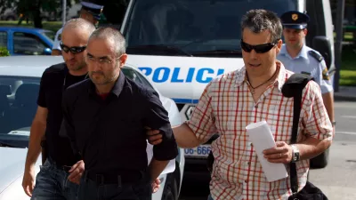 predstojnik budistične skupnosti v Sloveniji Shenpen Rinpoche pred sodi&scaron;čem- policisti pripeljali ljubljanskega &raquo;budističnega vodjo&laquo;, 43-letnega Ljubljančana Shenpena Rinpocheja oziroma Ronana Chatelliera - ovadili so ga zaradi domnevnega spolnega napada na osebo, mlaj&scaron;o od 15 let//FOTO: Bojan Velikonja