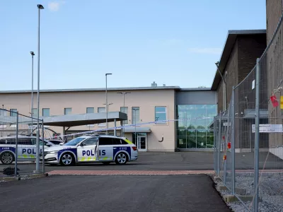 20 May 2025, Finland, Pirkkala: Police cars park at Vahajarvi school in Pirkkala, where three people have been injured in a stabbing attack. Photo: Mika Kylm&auml;niemi / Apollo Photo/Lehtikuva/dpa