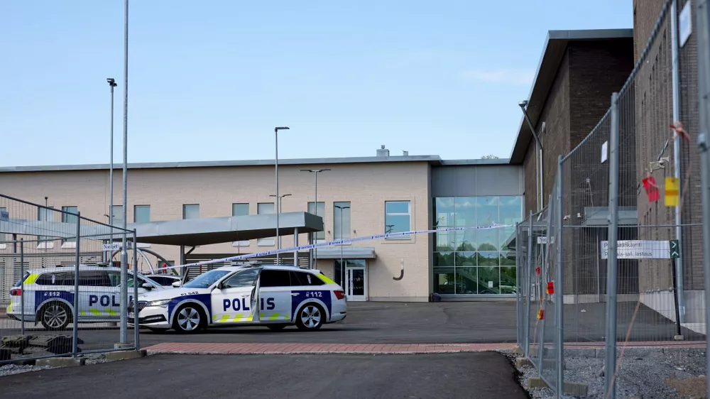 20 May 2025, Finland, Pirkkala: Police cars park at Vahajarvi school in Pirkkala, where three people have been injured in a stabbing attack. Photo: Mika Kylm&auml;niemi / Apollo Photo/Lehtikuva/dpa