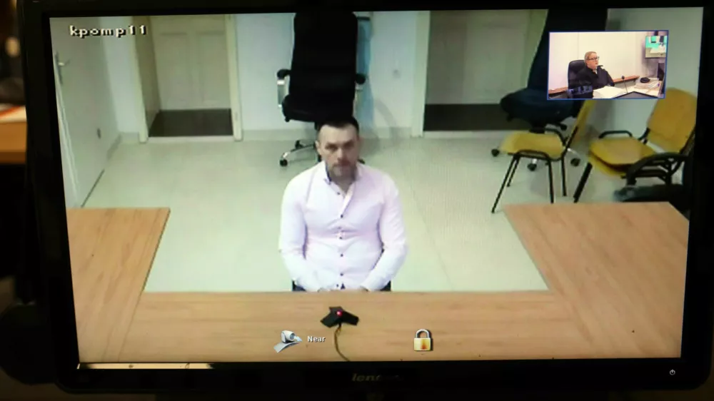 15.01.2025 - sodi&scaron;če, obtoženi Dino Muzaferović Cezar, osumljen umora na BrduSODNICA NE ŽELI BITI OBJAVLJENA, TAKO DA RAJE OBJAVI FOTOGRAFIJO, KJER JE NAMESTO SODNICE V KOTU STENSKA URAFoto: Tomaž Skale