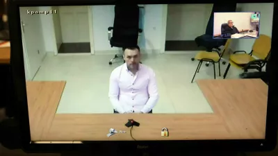 15.01.2025 - sodi&scaron;če, obtoženi Dino Muzaferović Cezar, osumljen umora na BrduSODNICA NE ŽELI BITI OBJAVLJENA, TAKO DA RAJE OBJAVI FOTOGRAFIJO, KJER JE NAMESTO SODNICE V KOTU STENSKA URAFoto: Tomaž Skale