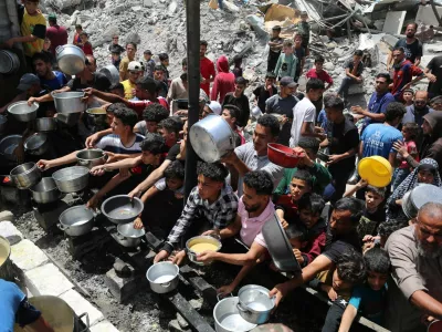 Hrana je vse bolj redka dobrina v Gazi. &Scaron;tevilnim humanitarnim organizacijam so že po&scaron;le zaloge. Foto:&nbsp;Reuters