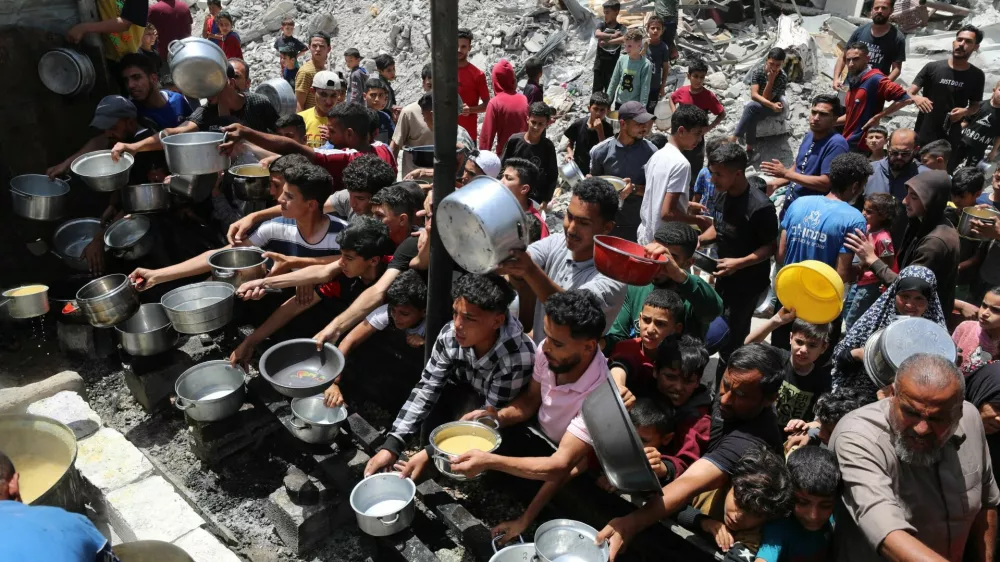 Hrana je vse bolj redka dobrina v Gazi. &Scaron;tevilnim humanitarnim organizacijam so že po&scaron;le zaloge. Foto:&nbsp;Reuters