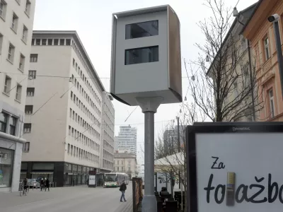 - 19.12.2017 &ndash; Slovenska cesta v Ljubljani - novi stacionarni super radar ki lahko meri hitrost na obeh straneh prometnega toka hkrati, pri čemer lahko spremlja več vozil - nadzor hitrosti s samodejno merilno napravo &ndash; meritev hitrosti//FOTO: Jaka Gasar