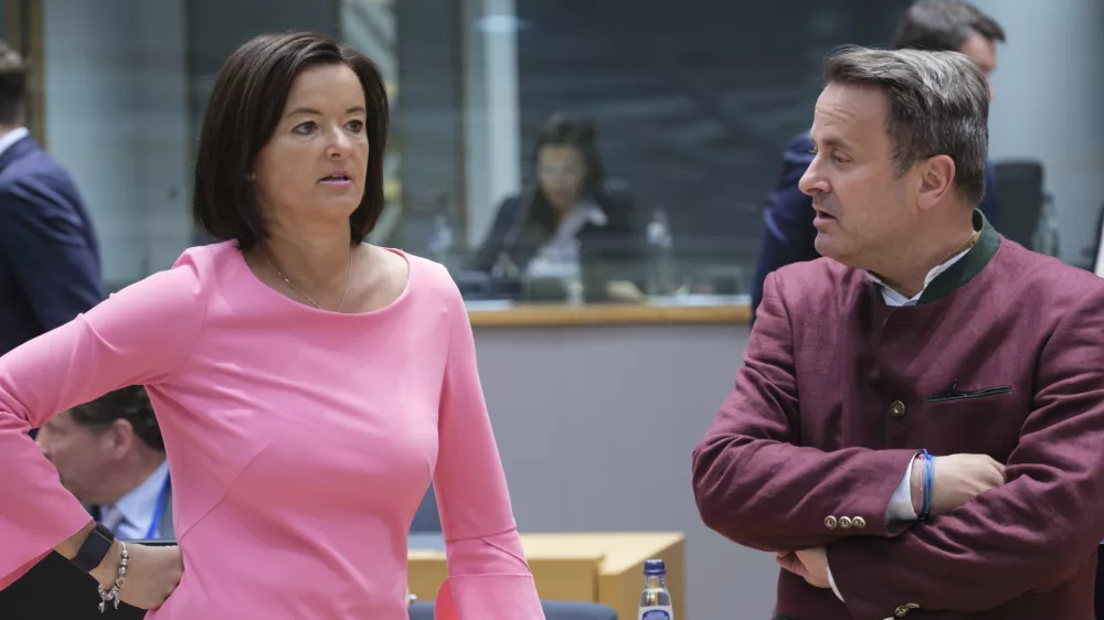 Belgija, Bruselj.Seja Evropskega sveta za zunanje zadeve.Ministrica za zunanje zadeve Tanja Fajon z luksemburskim kolegom Xavierjem Bettelom.Foto: Thierry Monasse