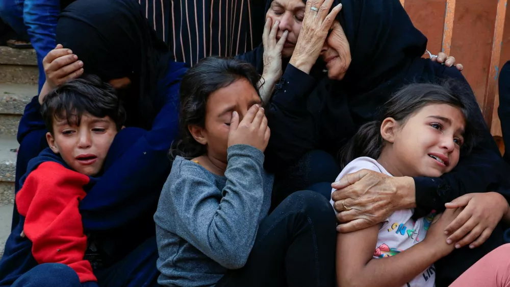 Mourners react during the funeral of Palestinians killed in Israeli strikes, at Nasser hospital, in Khan Younis, southern Gaza Strip, May 21, 2025. REUTERS/Hatem Khaled   TPX IMAGES OF THE DAY