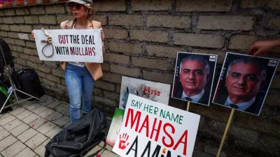 Pred omanskim veleposlani&scaron;tvom v Rimu, kjer so potekala pogajanja, je pe&scaron;čica protestnikov opozarjala, da naj ZDA ne sklenejo dogovora z Iranom, temveč s kraljevo družino Pahlavijev, ki so po njihovem mnenju edini pravi vladarji Irana. Z islamsko revolucijo so jih strmoglavili leta 1979. Foto: Reuters