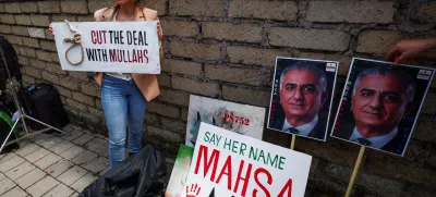 Pred omanskim veleposlaništvom v Rimu, kjer so potekala pogajanja, je peščica protestnikov opozarjala, da naj ZDA ne sklenejo dogovora z Iranom, temveč s kraljevo družino Pahlavijev, ki so po njihovem mnenju edini pravi vladarji Irana. Z islamsko revolucijo so jih strmoglavili leta 1979. Foto: Reuters