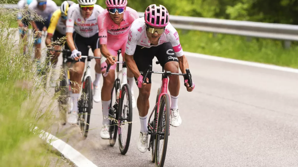 Ecuador Richard Carapaz, right, and Mexico's Isaac Del Toro Romero, centre, compete during the stage 15 of the Giro d'Italia from Fiume Veneto to Asiago, Italy, Sunday, May 25, 2025. (Fabio Ferrari/LaPresse via AP)