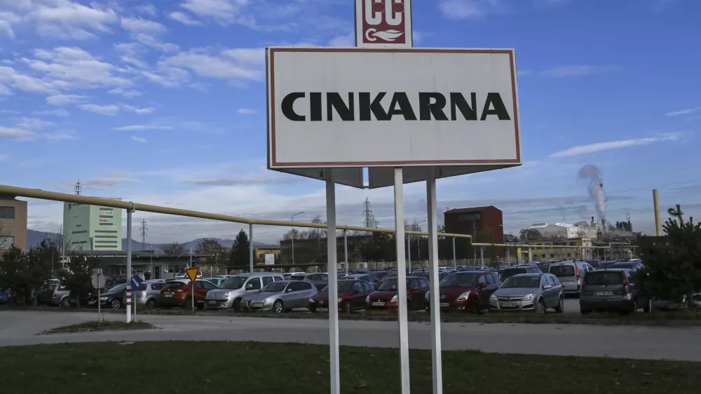 - lokacija stare Cinkarne, ki ne obratuje že od leta 1970 - onesnažena tla s cinkom, kadmijem in svincem- 11.12.2014 - Podjetje Cinkarna Celje, metalur&scaron;ko-kemična industrija - onesnaženo zemlji&scaron;če - rezultati okoljskega pregleda na lokacijah Cinkarne Celje so razkrili, da je večji del proizvodnje na Kidričevi cesti 26 v Celju postavljen na nasipih odpadkov metalur&scaron;ke dejavnosti, ki so bili odloženi med 50. in 80. leti prej&scaron;njega stoletja. V vzorcih tal so izmerjene kritične vrednosti težkih kovin, ki so značilne za topilni&scaron;ke odpadke iz nekdanje proizvodnje cinka in ostanke praženja piritne rude    //FOTO: Jaka GasarOPOMBA: ZA OBJAVO V PRILOGI &ndash; DNEVNIKOV OBJEKTIV - REPORTAŽA 2014