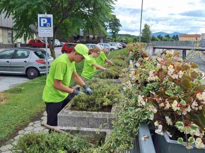 Pomoč pri delu dijakov in &scaron;tudentov med počitnicami pride poleti prav pri prenekaterem opravilu v mestu. Foto: arhiv MOC