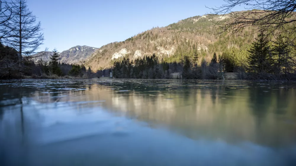 - 28.12.2019 - simbolična fotografija - jezero Kreda, sonce, voda, zima, narava//FOTO: Matjaž Ru&scaron;t