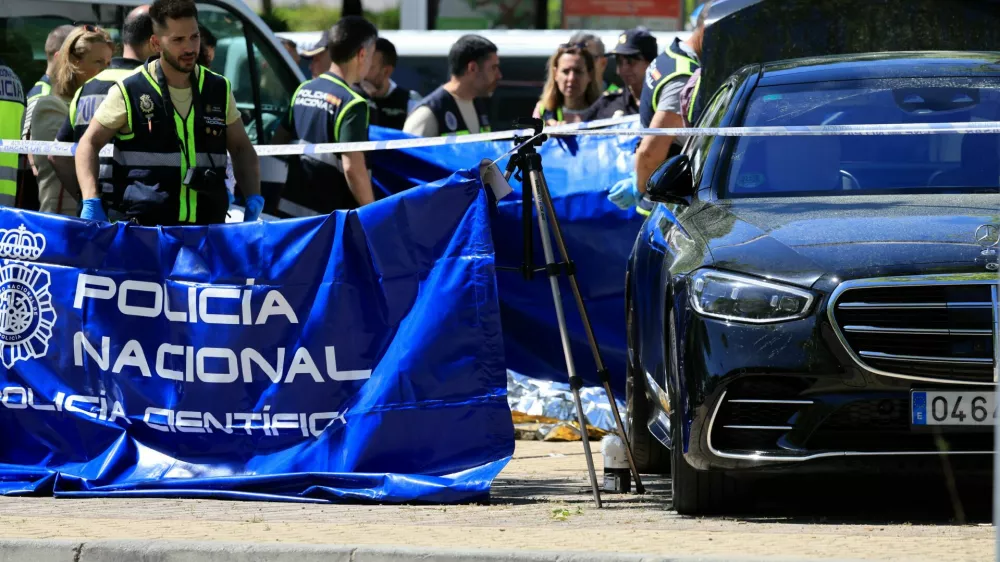 Members of the forensic team work at the spot where former Ukrainian politician Andriy Portnov, according to the Spain's Interior Ministry, was shot by unidentified gunmen, outside a school in a wealthy suburb of Madrid, in Madrid, Spain May 21, 2025. REUTERS/Nacho Doce