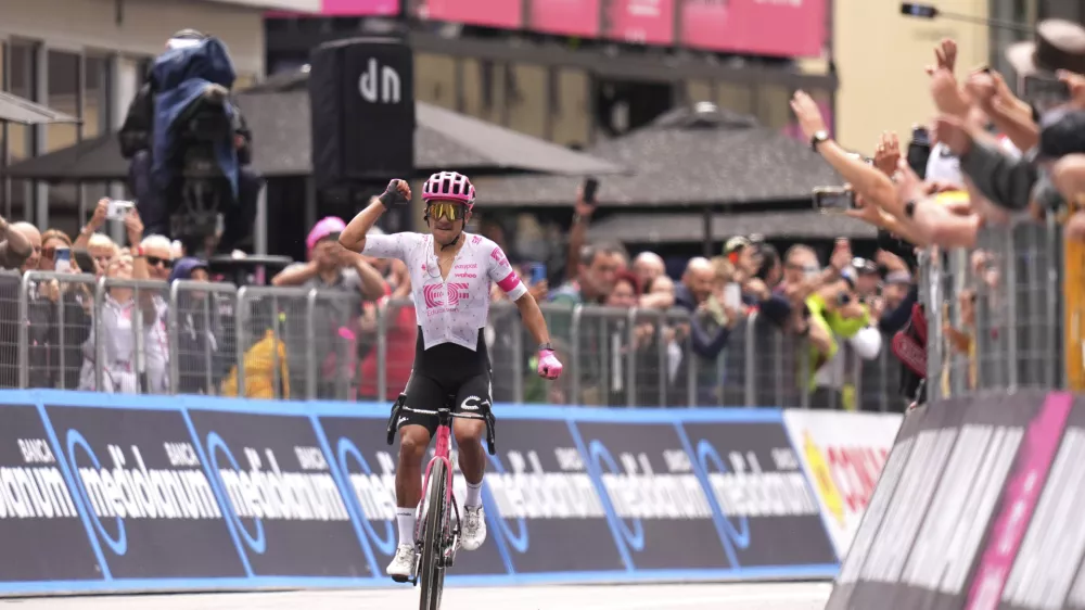 Ecuador's Richard Carapaz of Ef Education - Easypost Team crosses the finish line in first position to win the stage 11 of the Giro d'Italia cycling race, 186 km from Viareggio to Castelnovo ne' Monti, Italy, Wednesday, May 21, 2025. (Fabio Ferrari/LaPresse via AP)