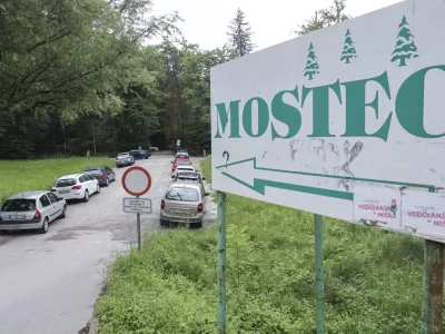 Osrednji ljubljanski krajinski park nima urejene dostopne točke, zato je nezakonito parkiranje zelo raz&scaron;irjeno. Foto: Jaka Gasar