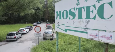 Osrednji ljubljanski krajinski park nima urejene dostopne točke, zato je nezakonito parkiranje zelo razširjeno. Foto: Jaka Gasar