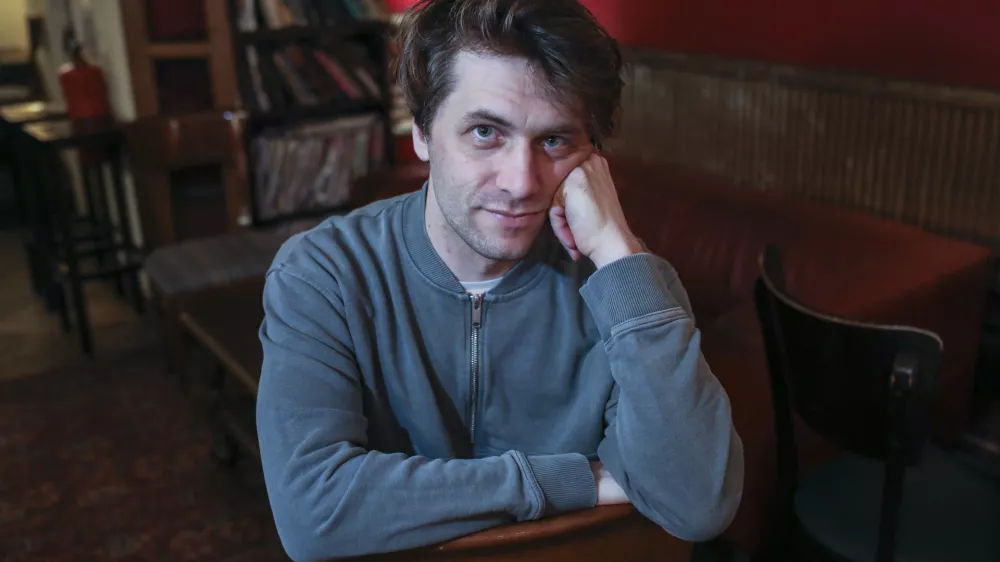 &raquo;Hvaležen sem za vso podporo,&laquo; pravi novi direktor Pre&scaron;ernovega gledali&scaron;ča Kranj Rok Bozovičar. Foto: Jaka Gasar