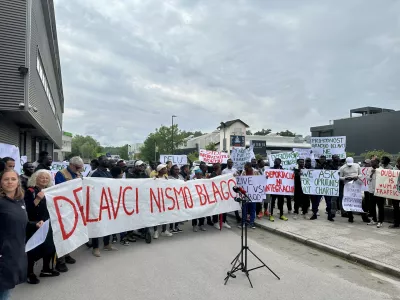 V torek so se pred uradom vlade za oskrbo in integracijo migrantov v Ljubljani zbrali aktivisti, prosilci za azil in njihovi podporniki. Foto: Ga&scaron;per Straži&scaron;ar