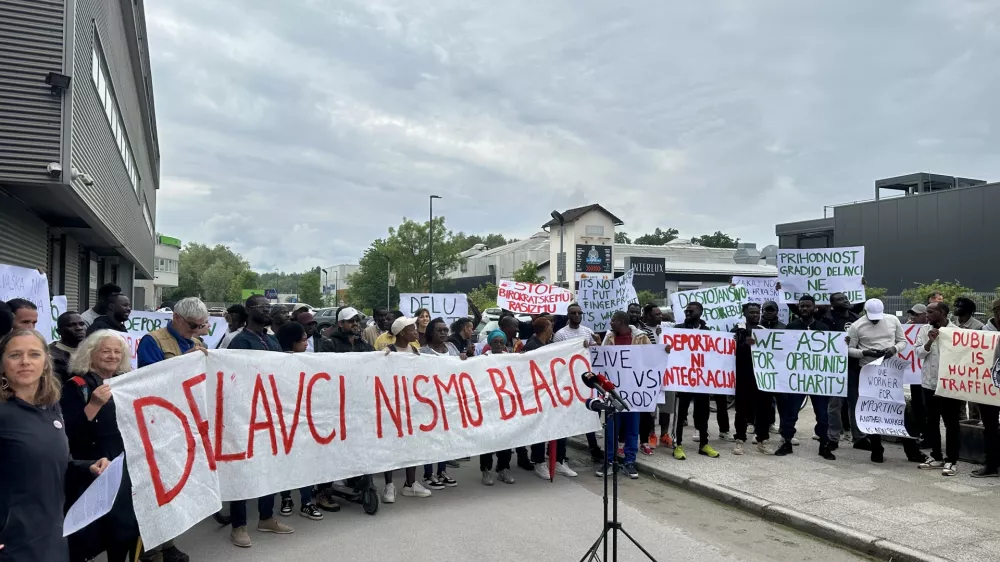 V torek so se pred uradom vlade za oskrbo in integracijo migrantov v Ljubljani zbrali aktivisti, prosilci za azil in njihovi podporniki. Foto: Ga&scaron;per Straži&scaron;ar