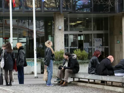 Delavska koalicija vztraja pri svojih zahtevah za spremembo nekaterih ključnih ukrepov predlagane pokojninske reforme, kar sindikati, ki reformo podpirajo, ocenjujejo kot zgre&scaron;eno. Fotografija je simbolična. Foto: Tomaž Skale
