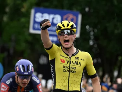 Cycling - Giro d'Italia - Stage 12 - Modena to Viadana - Italy - May 22, 2025 Team Visma | Lease a Bike's Olav Kooij celebrates after winning stage 12 REUTERS/Jennifer Lorenzini