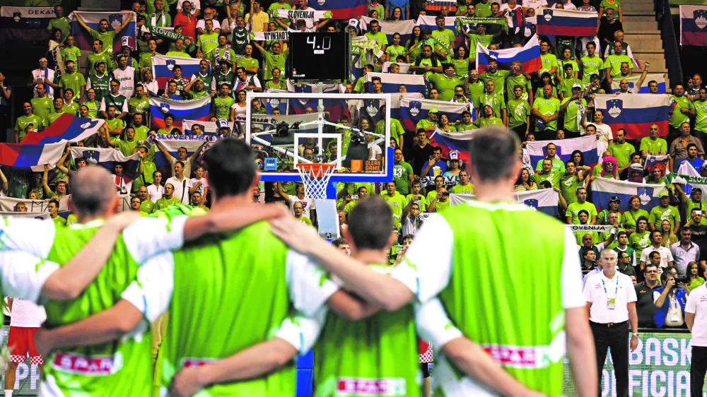 - slovenski ko&scaron;arkarski navijači- 8.9.2013 v Celju - ko&scaron;arka - Slovenija - Hrva&scaron;ka, EuroBasket 2013 - evropsko prvenstvo v ko&scaron;arki - 4. krog - skupina C: - Slovenska ko&scaron;arkarska reprezentanca je doživela prvi poraz - po podalj&scaron;ku jo je premagala Hrva&scaron;ka s 76:74//FOTO: Luka Cjuha