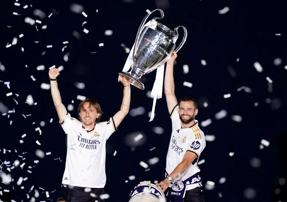 FILE PHOTO: Soccer Football - Real Madrid celebrate winning the Champions League - Cibeles Fountain, Madrid, Spain - June 2, 2024 Real Madrid's Nacho and Real Madrid's Luka Modric with the trophy. REUTERS/Ana Beltran/File Photo