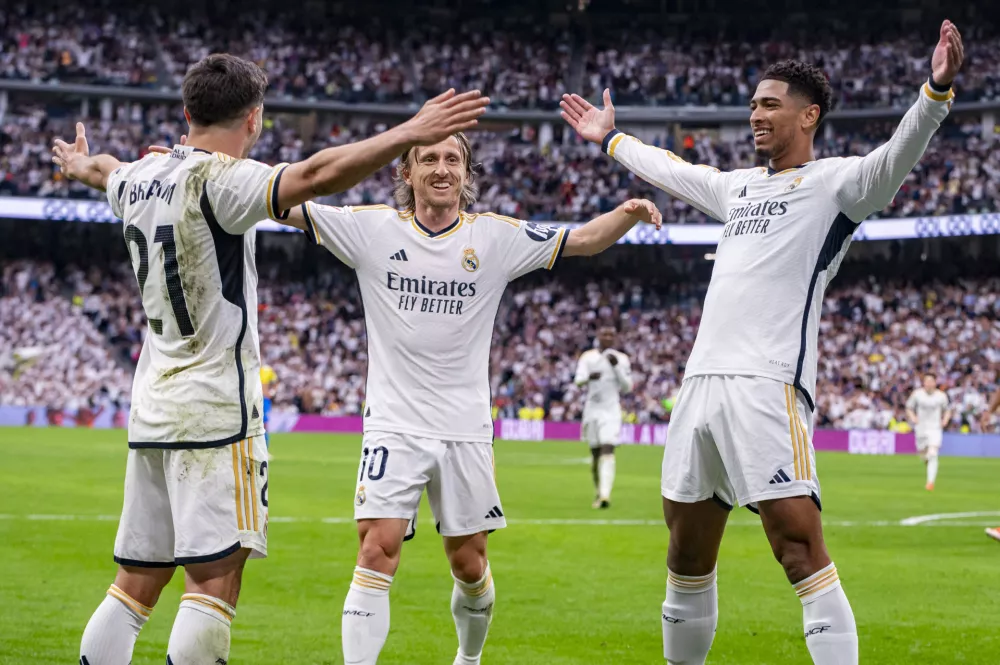 04 May 2024, Spain, Madrid: Real Madrids's Brahim Diaz (L), Luka Modric (C) and Jude Bellingham celebrate a goal during the Spanish Primera Division La Liga soccer match between Real Madrid and Cadiz CF at Estadio Santiago Bernabeu. Photo: Alberto Gardin/ZUMA Press Wire/dpa