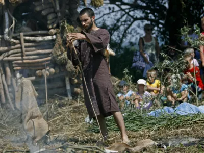 - IG - Dru&scaron;tvo Fran Govekar Ig pripravilo 3. koli&scaron;čarski dan 2010 na Mahu pri rečici Ižici, kjer so pred več kot 5000 leti živeli koli&scaron;čarji, V deželi koli&scaron;čarjev Barje - //FOTO: Matej Pov&scaron;e