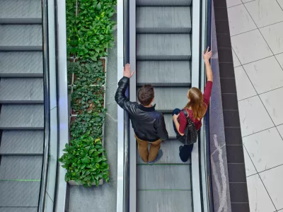 - tekoče stopnice- BTC City Park - nakupovalno sredi&scaron;če v Ljubljani 2013 - potro&scaron;ni&scaron;tvo - potro&scaron;niki,potro&scaron;niki,nakupovanje//FOTO: Tomaž Zajel&scaron;nik