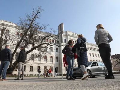 - 07.03.2022 - Vrhovno sodi&scaron;če Ljubljana, Tavčarjeva 9 - bombni preplah v sodni palači - zaradi grožnje z bombo so izpraznili ljubljansko sodno palačo//FOTO: Tomaž Skale