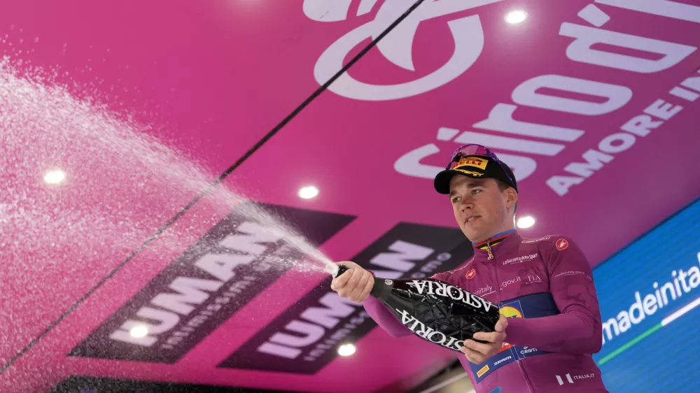 22 May 2025, Italy, Viadana: Danish cyclist Pedersen Mads of Lidl-Trek with cyclamen jersey celebrates after the twelfth stage of the 108th Giro d'Italia cycling race, 172km from Modena to Viadana (Oglio-Po). Photo: Fabio Ferrari/LaPresse via ZUMA Press/dpa