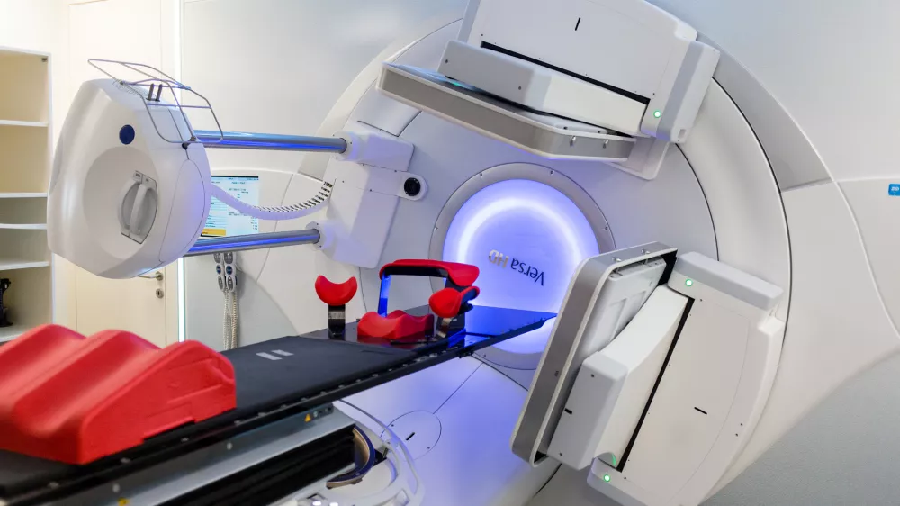 linearni pospe&scaron;evalnik Versa HD proizvajalca Elekta -- simbolična fotografija - onkologija - zdravljenje novotvorb (rakavih tkiv in tumorjev) - zdravstvo - bolezen rak - onkolo&scaron;ki bolniki - zdravstvo - - 07.03.2017 - Onkolo&scaron;ki in&scaron;titut Ljubljana (OI) - dan odprtih vrat ob Tednu boja proti raku;//FOTO: Matjaž Ru&scaron;t