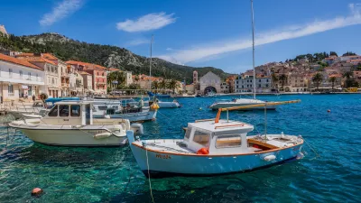 18.04. 2025., Hvar - Suncano i lijepom vrijeme u gradu Hvaru. Photo: Zvonimir Barisin/PIXSELL