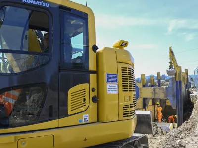 Na zemlji&scaron;čih, za katera je imela gradbena dovoljenja, je občina v preteklih letih že zgradila kanal C0. Zgraditi mora le &scaron;e kraj&scaron;i odsek, vendar se je postopek izdaje gradbenega dovoljenja izkazal za zelo zahtevnega. F Nik Erik Neubauer Q