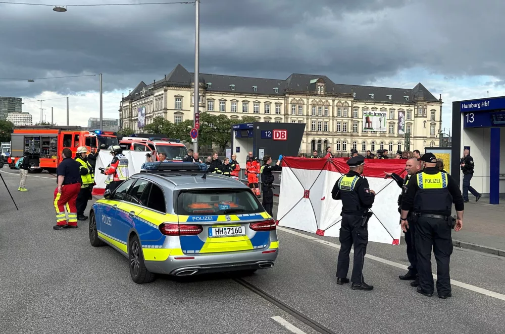 23 May 2025, Hamburg: Police on duty at the scene after several people were seriously injured in a knife attack at Hamburg Central Station. Photo: Steven Hutchings/dpa