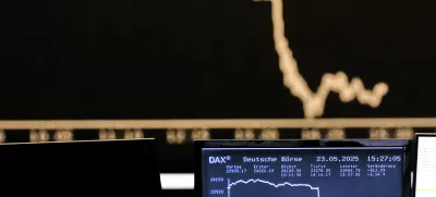 Včerajšnje gibanje nemškega indexa DAX. Nekaj pred 14. uro je prišlo sporočilo Trumpa. F AP