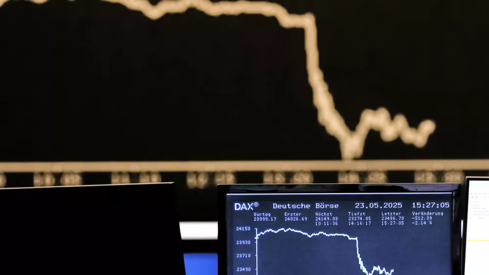 Včeraj&scaron;nje gibanje nem&scaron;kega indexa DAX. Nekaj pred 14. uro je pri&scaron;lo sporočilo Trumpa. F AP
