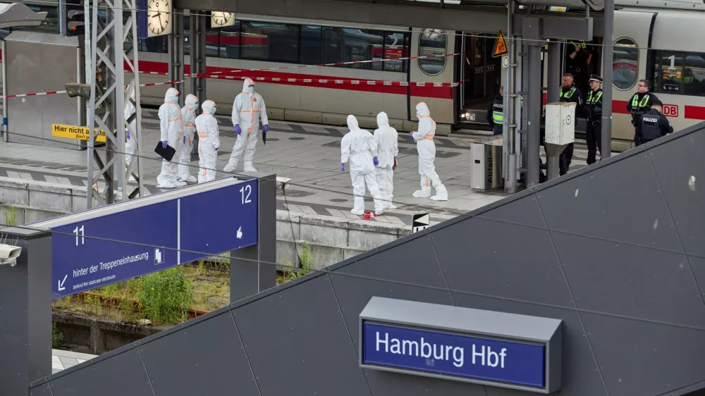 23 May 2025, Hamburg: Police and forensics on duty at the scene after several people were seriously injured in a knife attack at Hamburg Central Station. Photo: Georg Wendt/dpa