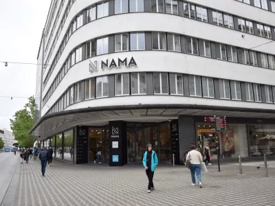 Pročelje Zgradbe Nama, viden je njen Severni vhod ter pritlične izložbe.Voranc Kramberger05/23/25