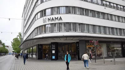 Pročelje Zgradbe Nama, viden je njen Severni vhod ter pritlične izložbe.Voranc Kramberger05/23/25