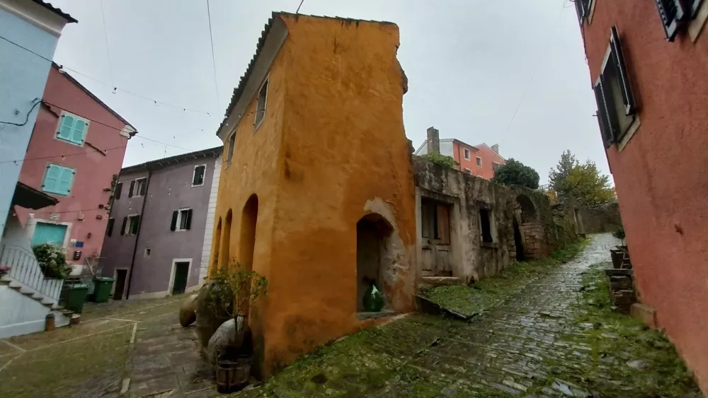 Kraj je prepleten s kamnitimi ulicami, veliko hi&scaron; žal propada. F Vesna Levičnik