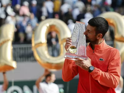 Tennis - Geneva Open - Tennis Club de Geneve, Geneva, Switzerland - May 24, 2025 Serbia's Novak Djokovic celebrates with the trophy after winning the final match against Poland's Hubert Hurkacz, Novak Djokovic's 100th career ATP tour title REUTERS/Stefan Wermuth