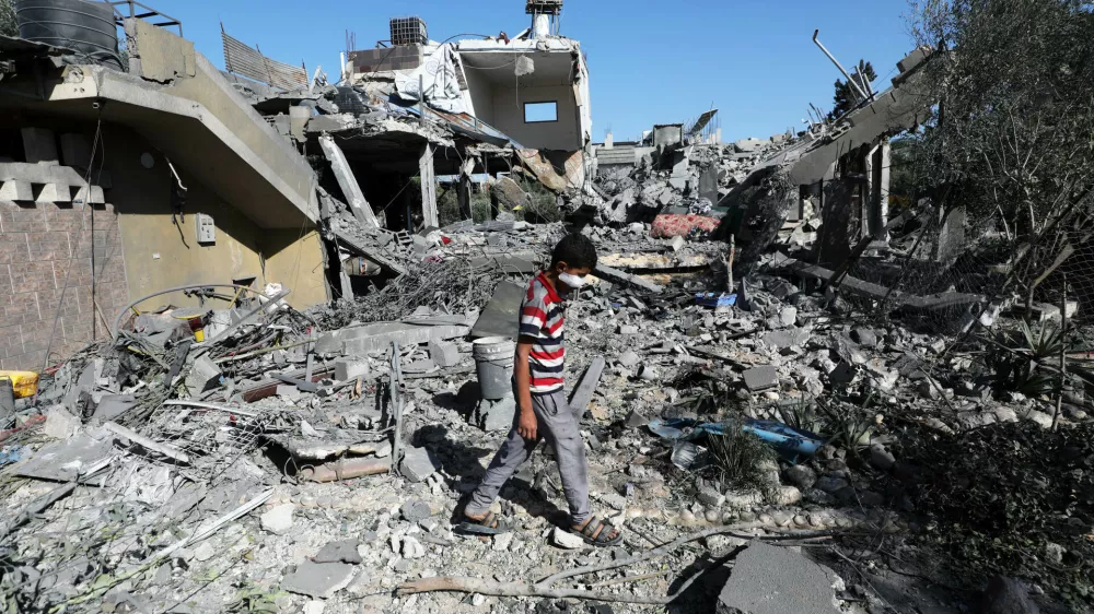 24 May 2025, Palestinian Territories, Nusairat: A Palestinian child inspects the damage inside a house targeted in an Israeli strike at the Nuseirat camp for refugees in the central Gaza Strip. Photo: Moiz Salhi/APA Images via ZUMA Press Wire/dpa